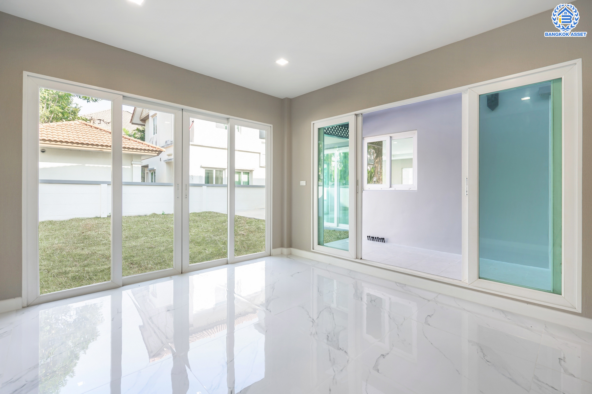 บ้านมือสองตกแต่งใหม่ ม.ลัดดารมย์ วัชรพล แบรนด์ Q.House เนื้อที่ 85.9 ตร.ว. ฟังก์ชัน 4 ห้องนอน 4 ห้องน้ำ จอดรถได้ 2 คัน Facilities ครบครัน บนทำเลเชื่อมต่อหลายเส้นทาง ถ.รามอินทรา ถ.สายไหม และถ.พหลโยธิน ใกล้สนามบินดอนเมือง ทางด่วน "ศรีรัช" และ "เซ็นทรัลรามอินทรา"